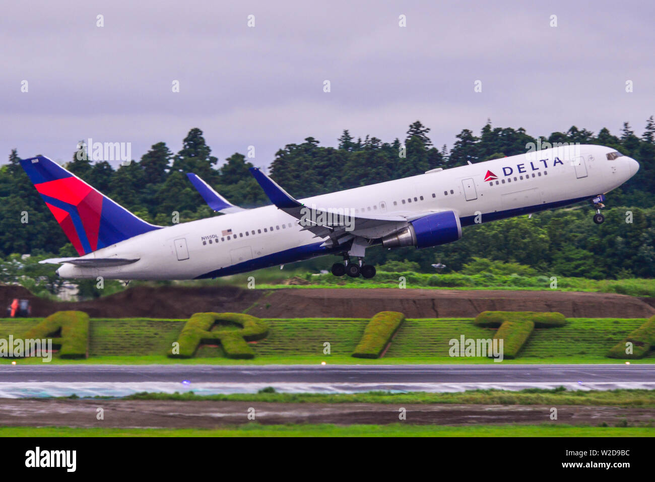 N155DL Delta Air Lines Boeing 767-300ER taking-off from Narita Airport (NRT...