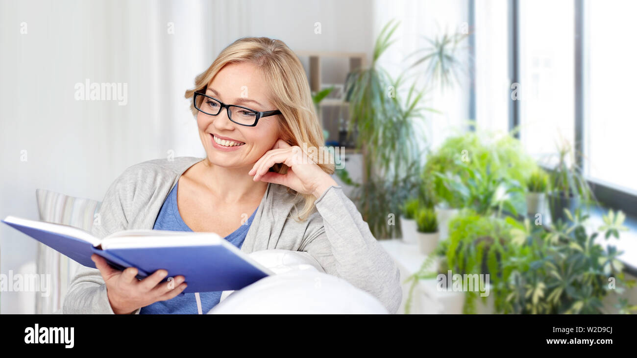 Woman couch smiling 40s hi-res stock photography and images - Alamy