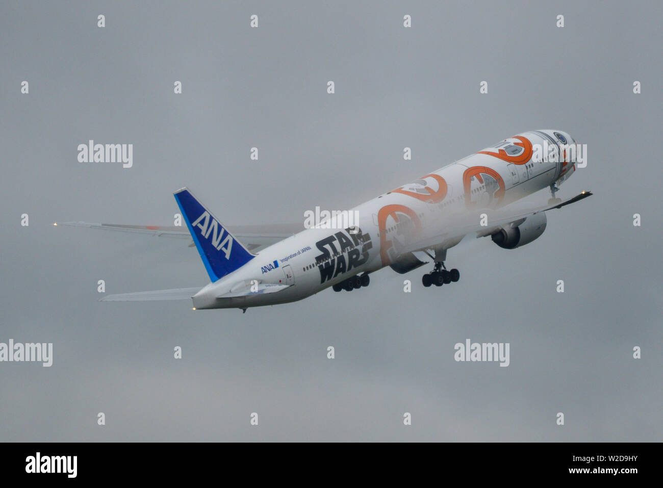 Ana boeing 777 star wars hi-res stock photography and images Ana boeing 777 star wars hi-res stock photography and images