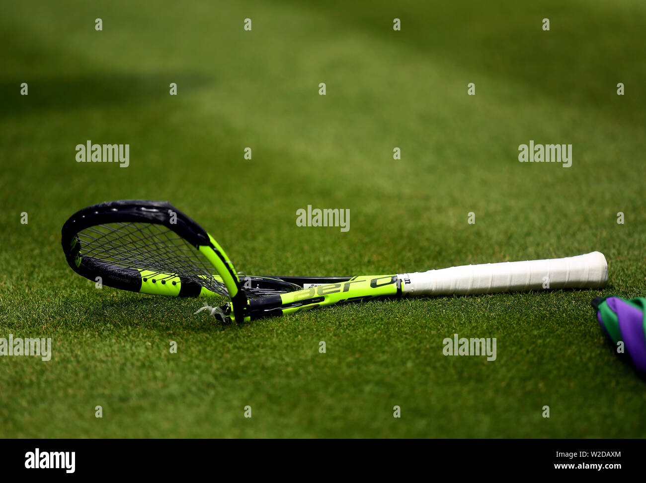 Broken tennis racket hires stock photography and images Alamy