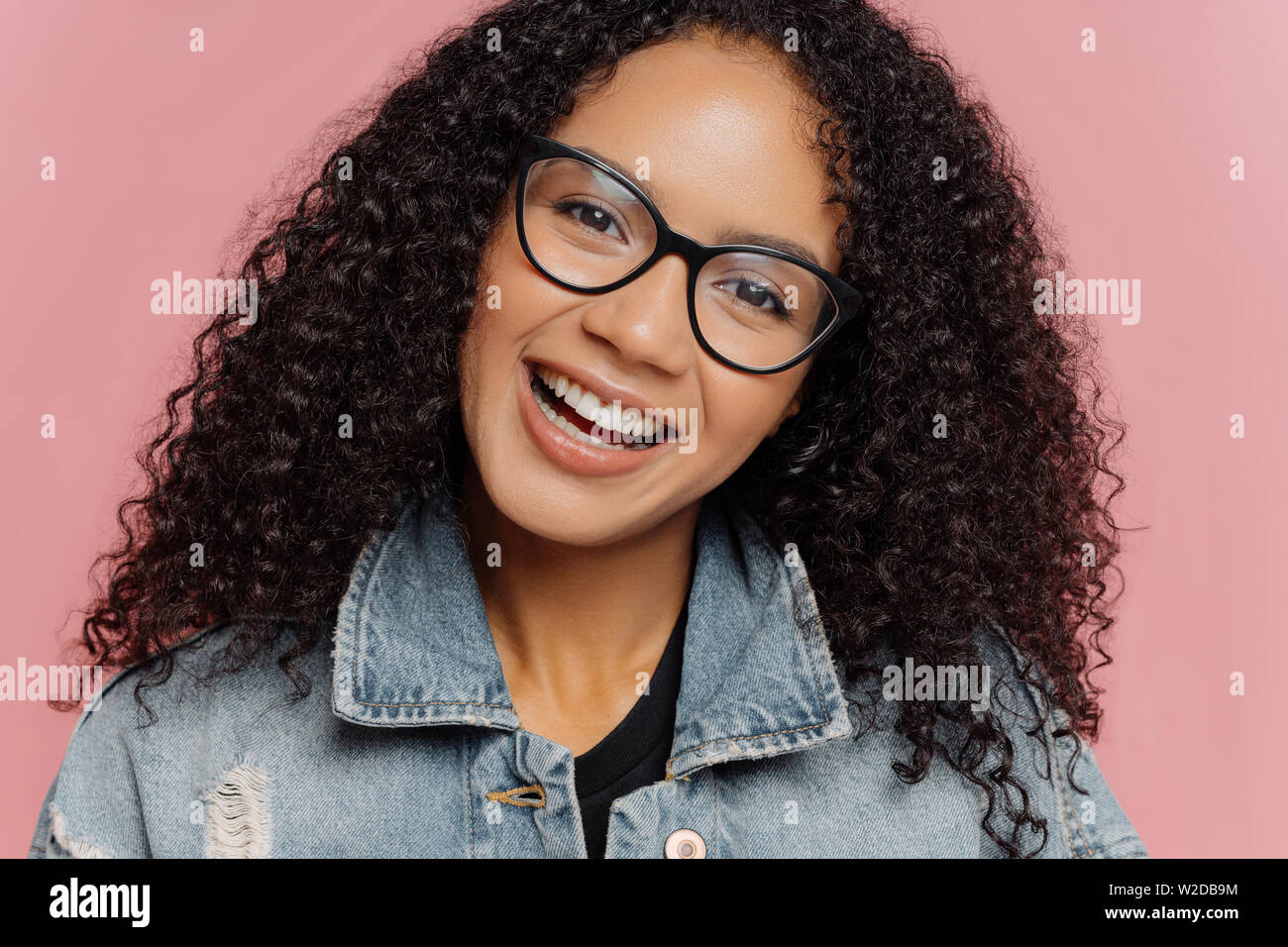 Curly afro hairstyle hi-res stock photography and images - Alamy