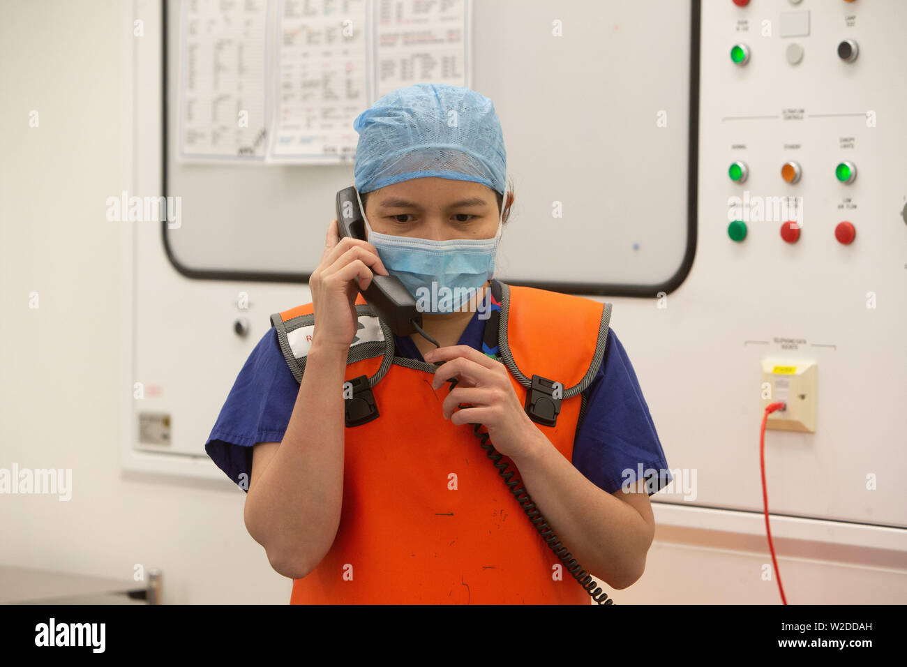 Nhs staff in an operating theatre hi-res stock photography and images ...