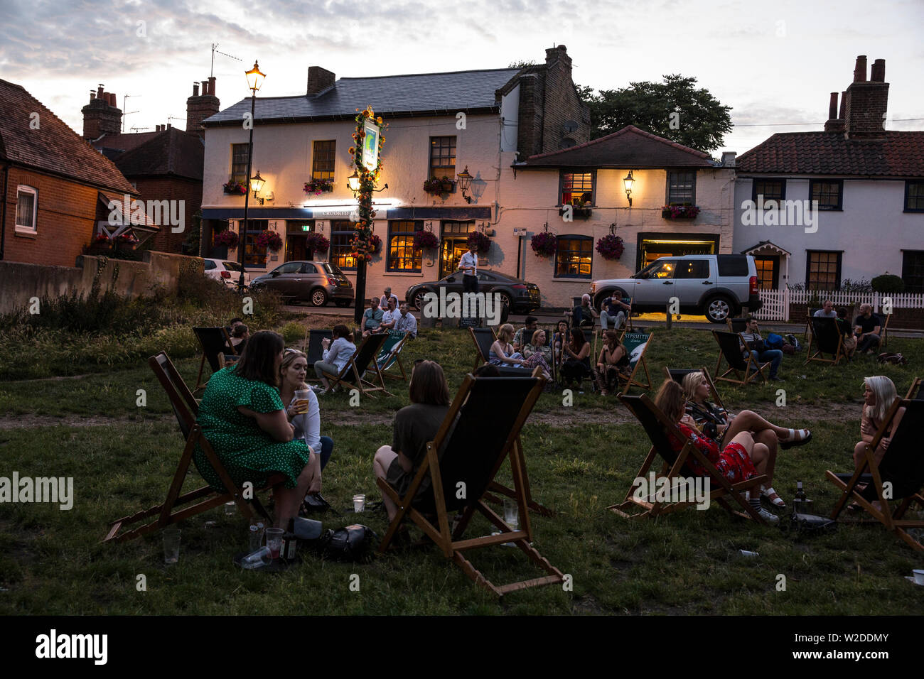 Crooked Billet pub on Wimbledon Common on a summers evening during the  tennis championships, southwest London, England United Kingdom Stock Photo  - Alamy