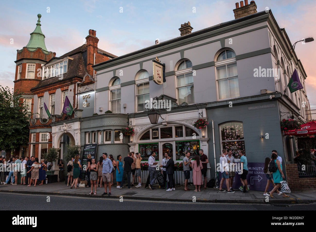 The dog and fox pub hi-res stock photography and images - Alamy