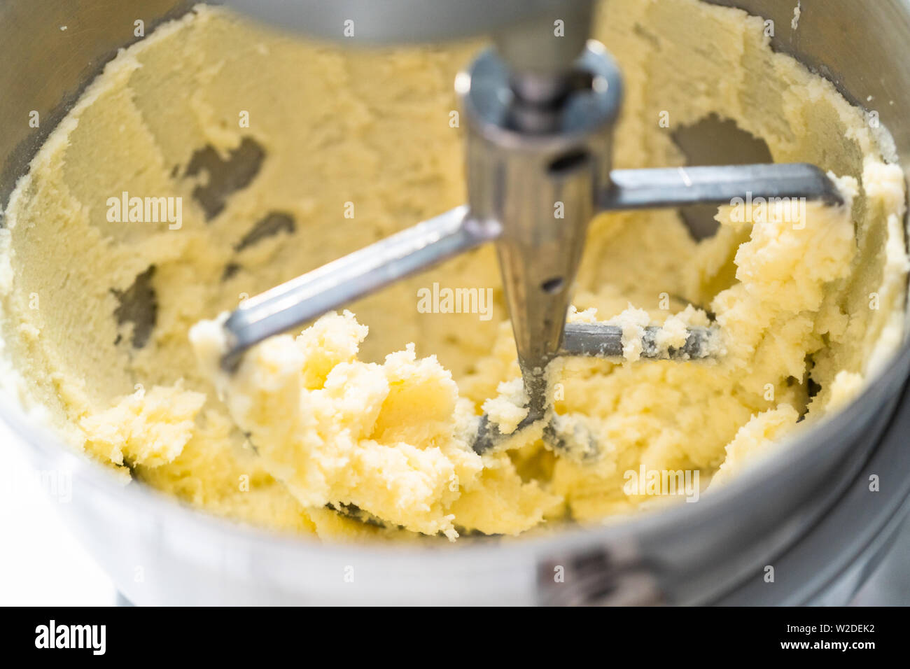 Baking homemade round vanilla cake Stock Photo - Alamy