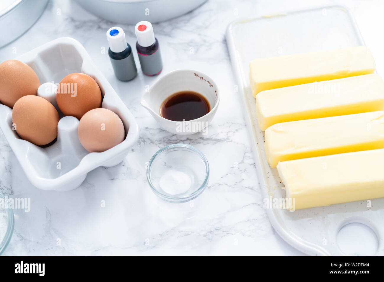 Baking homemade round vanilla cake Stock Photo - Alamy