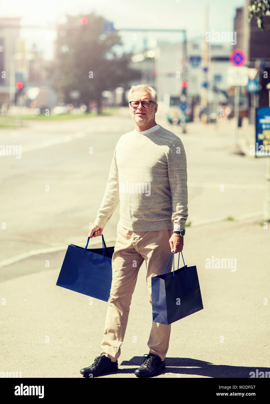 Man walking carrying shopping bags hi-res stock photography and images ...