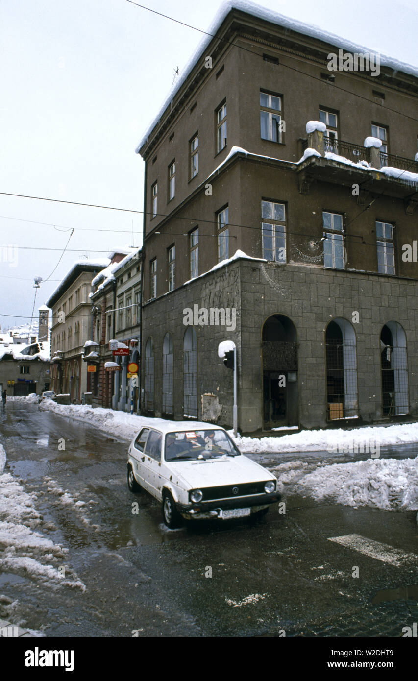 28th March 1993 During the Siege of Sarajevo: a car crosses the Principov Bridge (renamed the Latin Bridge after the war), next to the Museum of Sarajevo 1878–1918 -  the place where the Bosnian Serb, Gavrilo Princip, assassinated Archduke Franz Ferdinand on 28th June 1914. Stock Photo