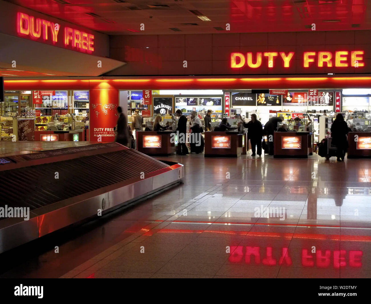 Istanbul airport busy hi-res stock photography and images - Alamy