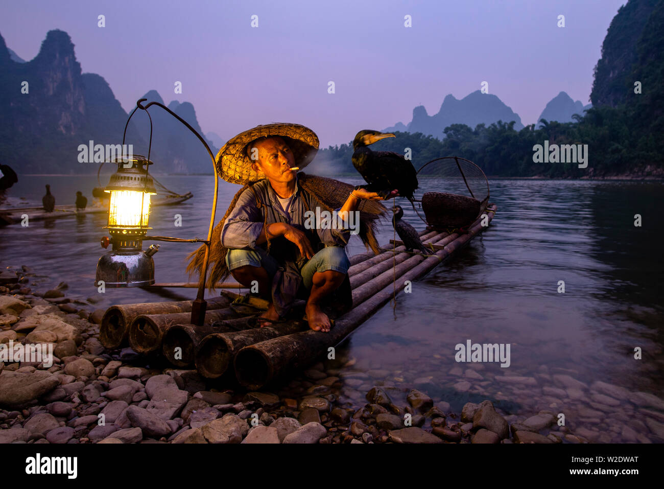 https://c8.alamy.com/comp/W2DWAT/guilin-china-september-19-2017-chinese-fisherman-demonstrates-an-ancient-method-of-fishing-by-using-a-trained-cormorant-to-fish-in-the-river-W2DWAT.jpg