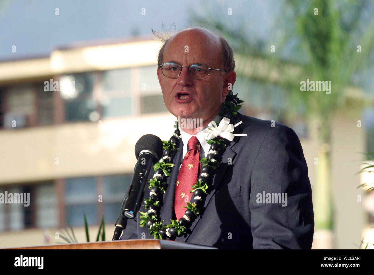 U.S. Marine Corps (Retired) Col. William J. Davis, head of the General Douglas MacArthur Foundation, gives a speech during the dedication ceremony of the newly built Nimitz-MacArthur Pacific Command Center (NMPCC) at Camp H. M. Smith, Hawaii, Apr. 14, 2004. Stock Photo