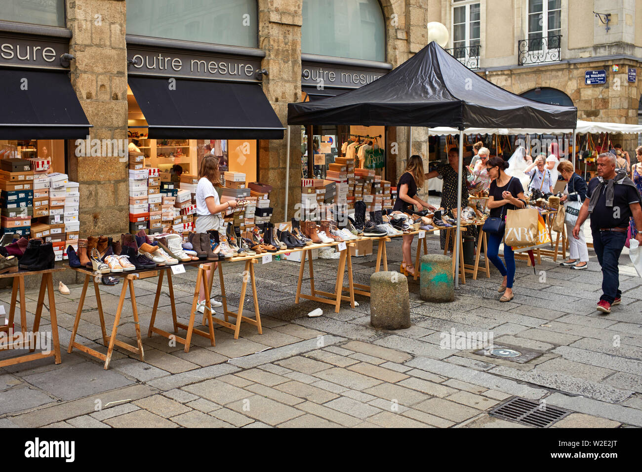 Bargain hunters looking for sale shoes in Rennes, captial of Brittany, France Stock Photo