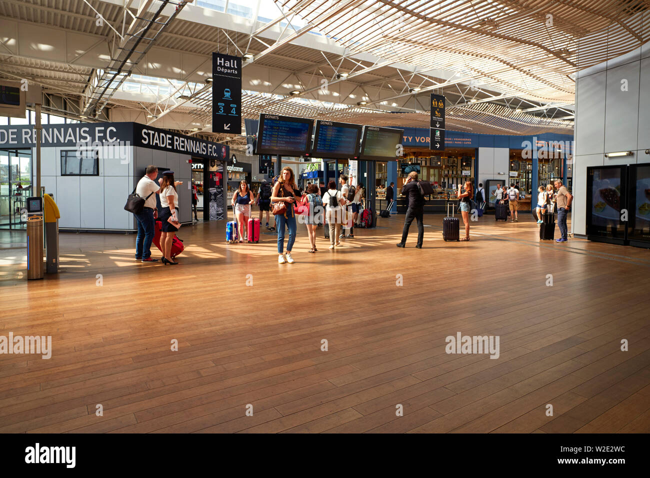 Train station concourse hires stock photography and images Alamy