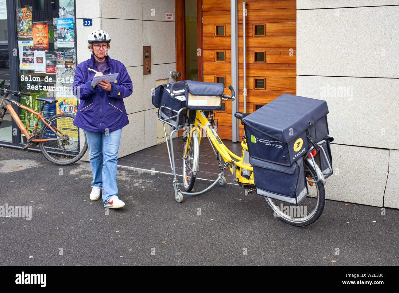 Electric delivery bike hi-res stock photography and images - Alamy