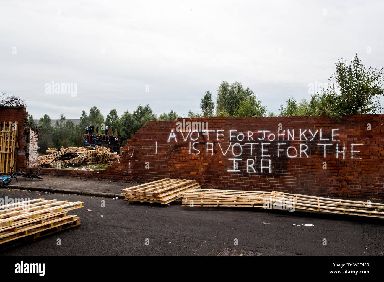 Graffiti on a wall on lismore st in belfast hires stock photography