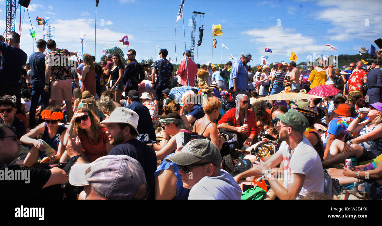 Crowds in the sun at Glastonbury Festival Stock Photo