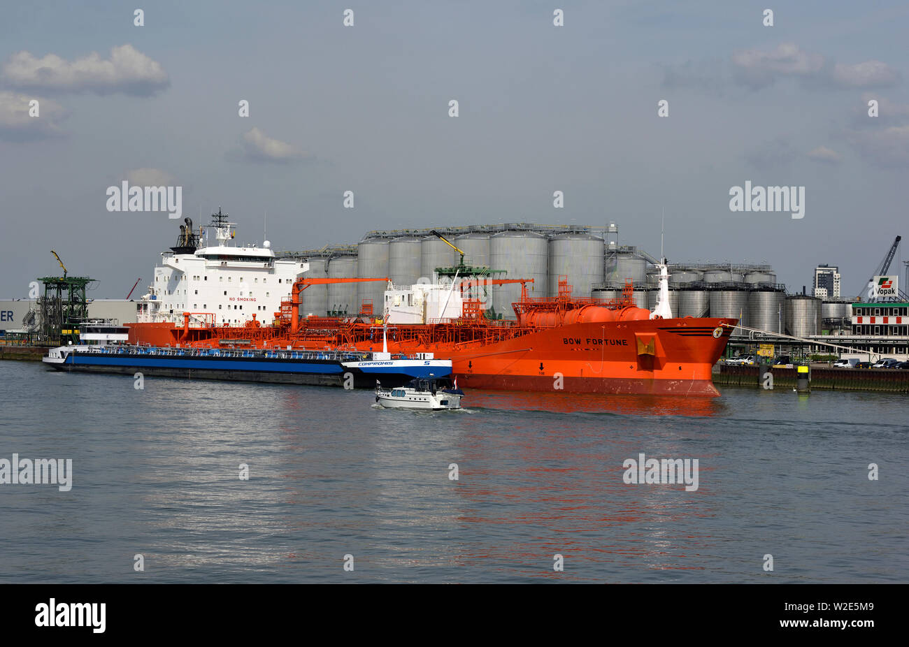Oil tanker loading unloading hi-res stock photography and images - Alamy