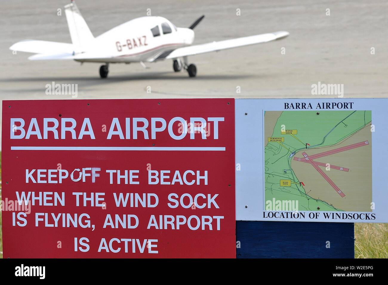 'KEEP OFF THE BEACH' SIGNPOST AT BARRA AIRPORT, WHERE AIRCRAFT LAND ON THE BEACH AT LOW TIDE. Stock Photo