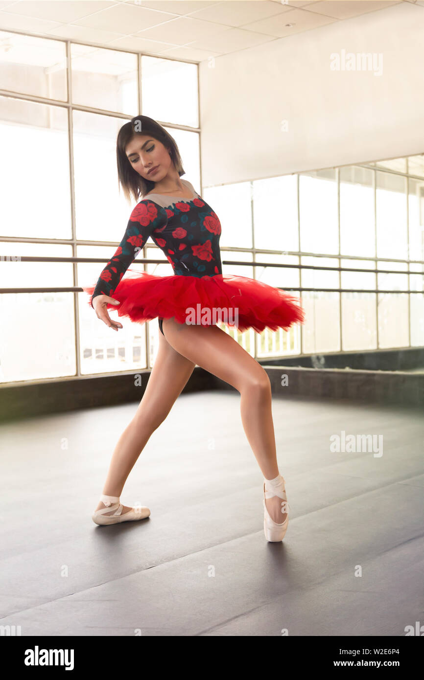 Hispanic ballerina hi-res stock photography and images - Alamy