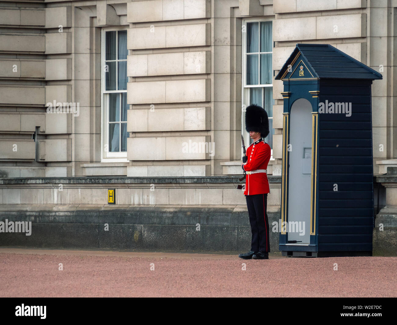 English guard patrolling at Buckingham Palace Stock Photo Alamy