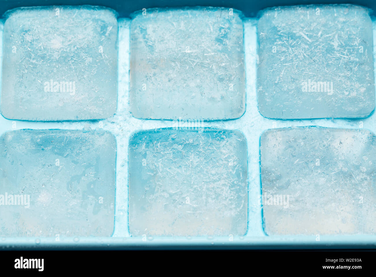 Wc ice cube. Pour Water into Ice Cube Tray. Лед для напитков из бумаги шаблоны. Pour Water into Ice Cube Tray cartoon.