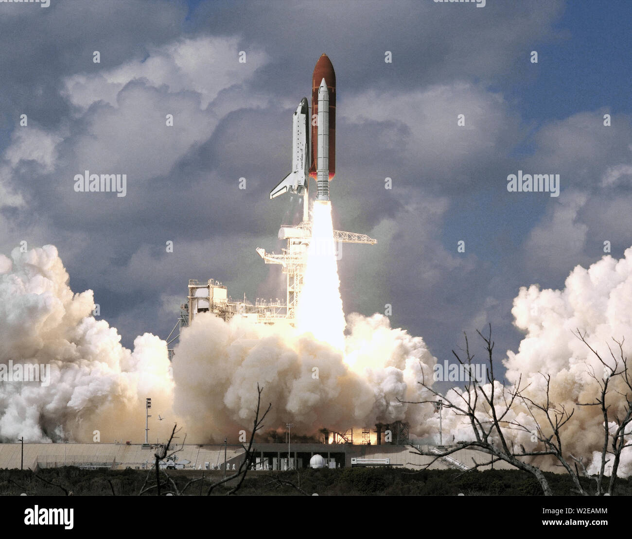 Space shuttle tracking hi-res stock photography and images - Alamy