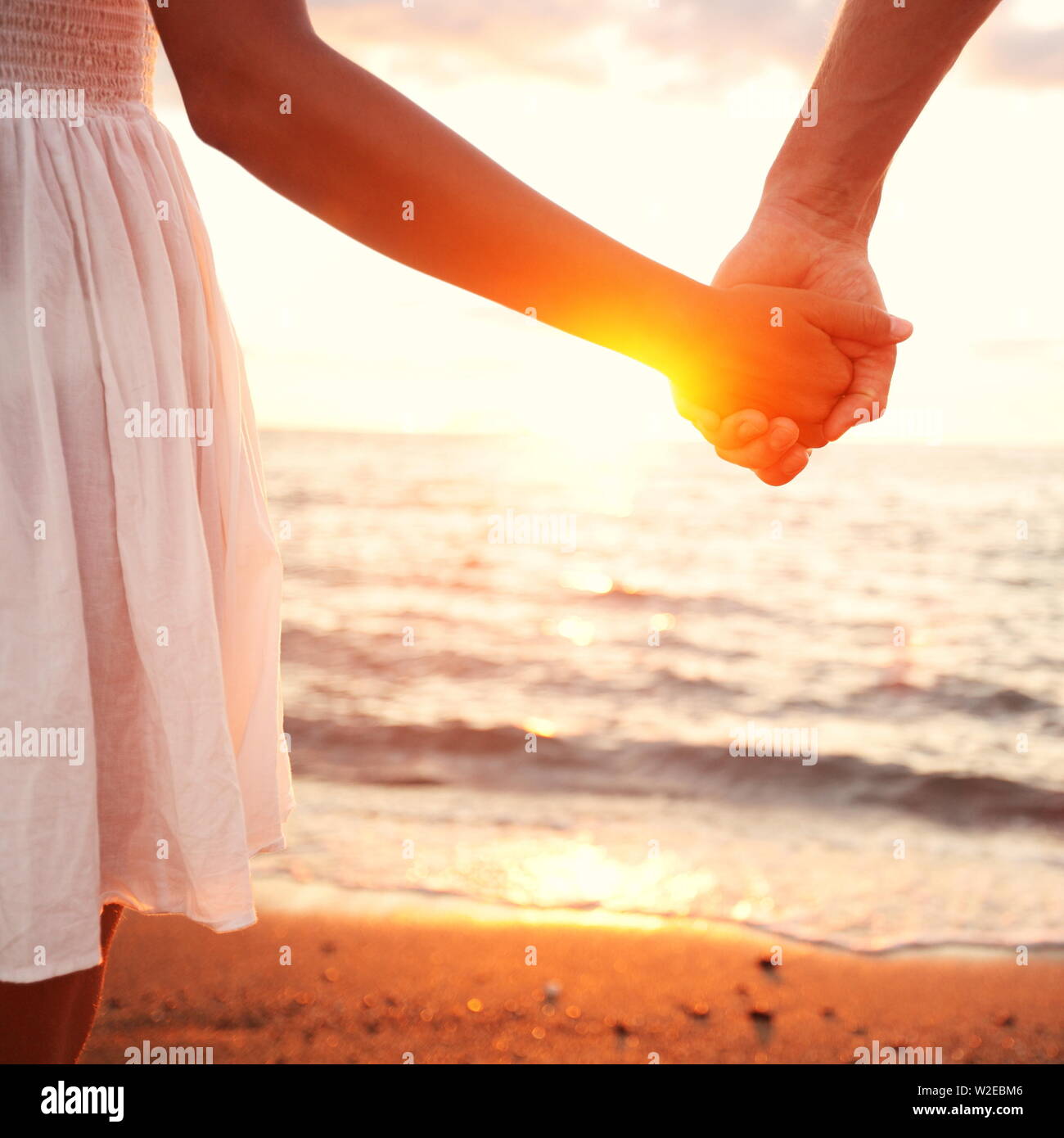 Couple holding hands beach hi-res stock photography and images - Alamy