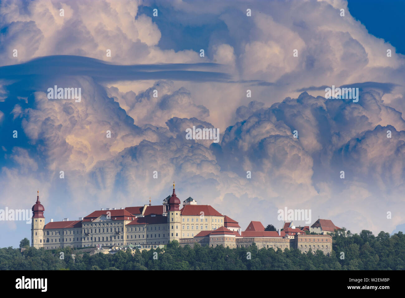 Furth bei Göttweig: Göttweig Abbey, big cloud, Cumulonimbus (Thunderstorm cloud) in Mostviertel, Niederösterreich, Lower Austria, Austria Stock Photo