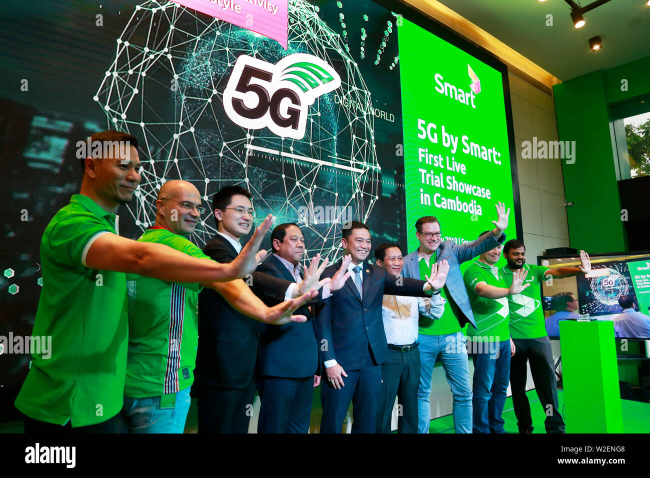 Phnom Penh, Cambodia. 8th July, 2019. People take part in the first 5G live trial showcase held by Smart Axiata in Phnom Penh, Cambodia, on July 8, 2019. Cambodia's leading mobile telecommunications company Smart Axiata has partnered with China's technology giant Huawei to build the 5G network in Cambodia, representatives of the two companies said on Monday. Credit: Phearum/Xinhua/Alamy Live News Stock Photo