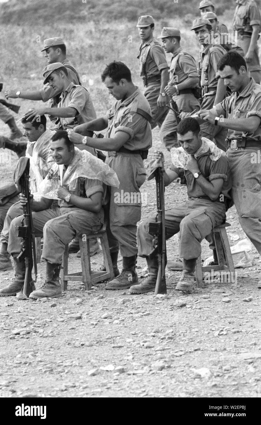 Ejército, servicio militar. Cortes de pelo. Campamento Sant Climent Sescebes, Girona. Años 70. Stock Photo