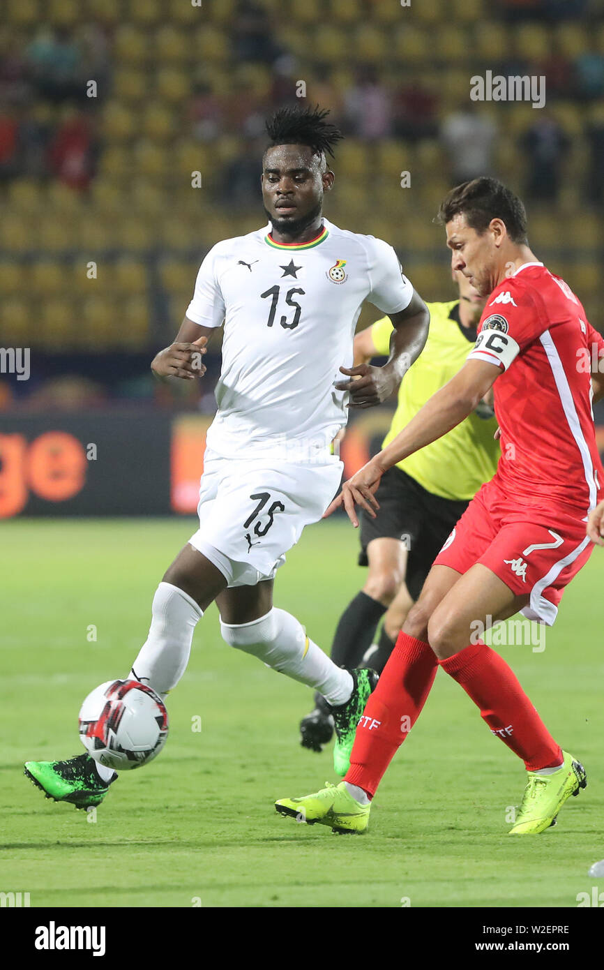 Ismailia, Egypt. 08th July, 2019. Ghana·s Mubarak Wakaso (L) and Tunisia·s Youssef Msakni battle for the ball during the 2019 Africa Cup of Nations round of 16 soccer match between Ghana and Tunisia at the Ismailia Stadium. Credit: Gehad Hamdy/dpa/Alamy Live News Stock Photo