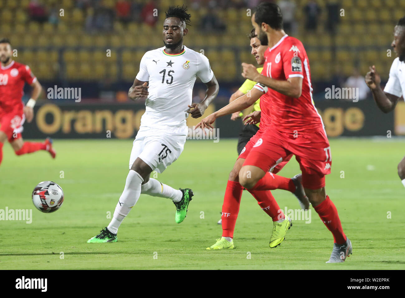 Ismailia, Egypt. 08th July, 2019. Ghana·s Mubarak Wakaso (L) and Tunisia·s Yassine Khenissi battle for the ball during the 2019 Africa Cup of Nations round of 16 soccer match between Ghana and Tunisia at the Ismailia Stadium. Credit: Gehad Hamdy/dpa/Alamy Live News Stock Photo