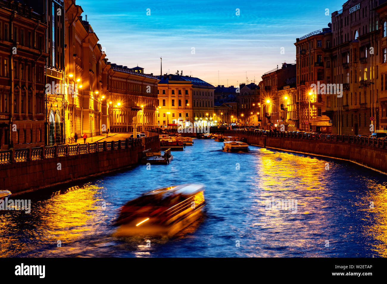 Прогулки по рекам и каналам санкт-петербурга. Питер набережная мойки. Питер каналы ночью. Канал грибоедова санкт-петербург ночью. Каналы санкт-петербурга.