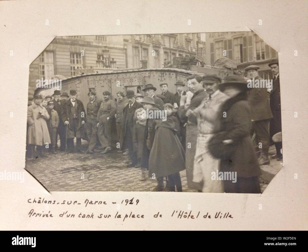 Chalons-sur-marne arrivée d'un tank sur la place de la mairie-1919. Stock Photo