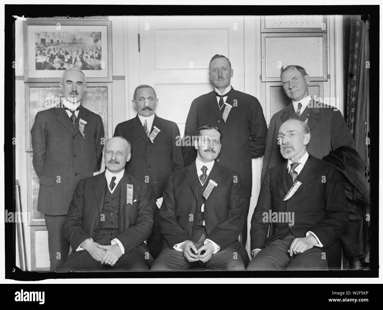 CHAMBER OF COMERCE OF U.S.A. DIRECTORS. REAR- JOHN H. FAYEY; W.M. McCORMICK; R. G. RHETT; T.L.L. TEMPLE. FRONT- AUGUST H. VOGEL; HARRY A. WHEELER, PRESIDENT;AT RIGHT REAR IS CHARLES R. VAN Stock Photo