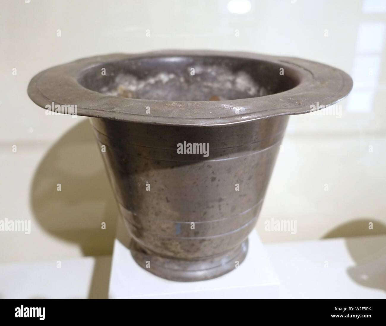 Chamber pot history hires stock photography and images Alamy
