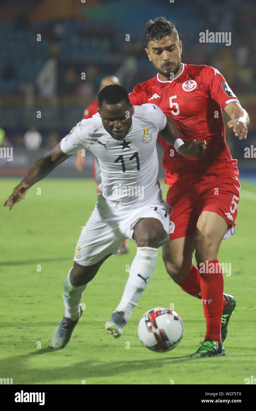 Ismailia, Egypt. 08th July, 2019. Ghana·s Mubarak Wakaso (L) and Tunisia·s Oussama Haddadi battle for the ball during the 2019 Africa Cup of Nations round of 16 soccer match between Ghana and Tunisia at the Ismailia Stadium. Credit: Gehad Hamdy/dpa/Alamy Live News Stock Photo