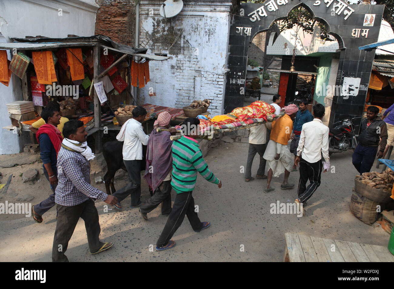 The body of a deceased person is carried through the streets of Gaya to the cremation grounds Stock Photo