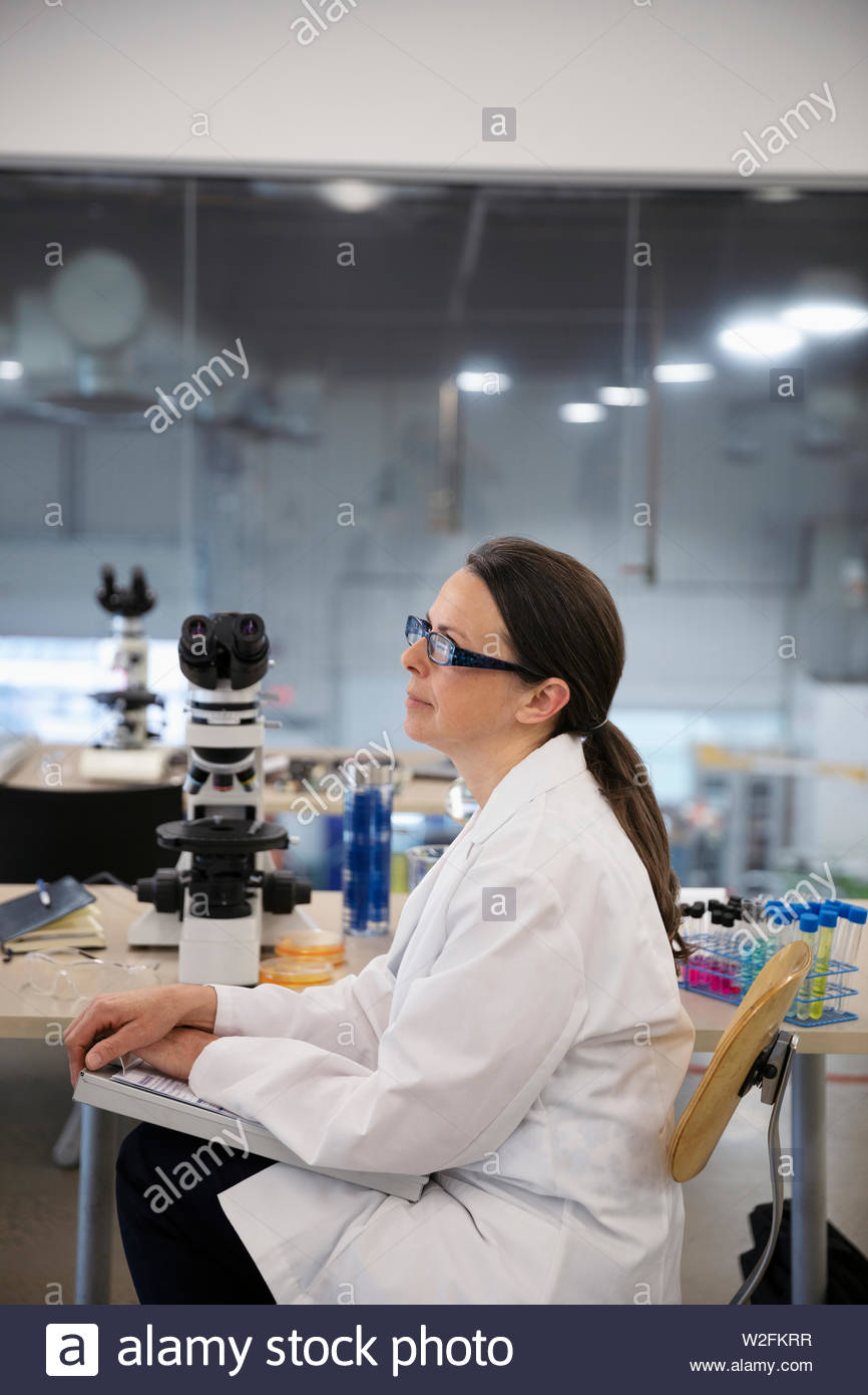 Woman chemist working in a lab hi-res stock photography and images - Alamy