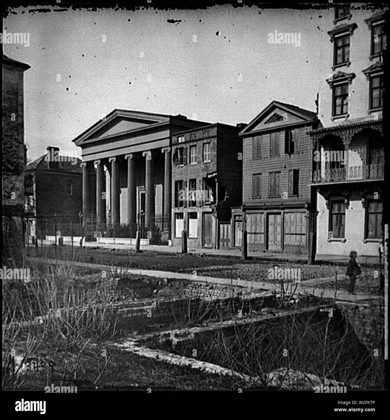 Charleston, S.C. Hibernian Hall (with columns; 105 Meeting Street), place of meeting after the burning of Secession Hall Stock Photo