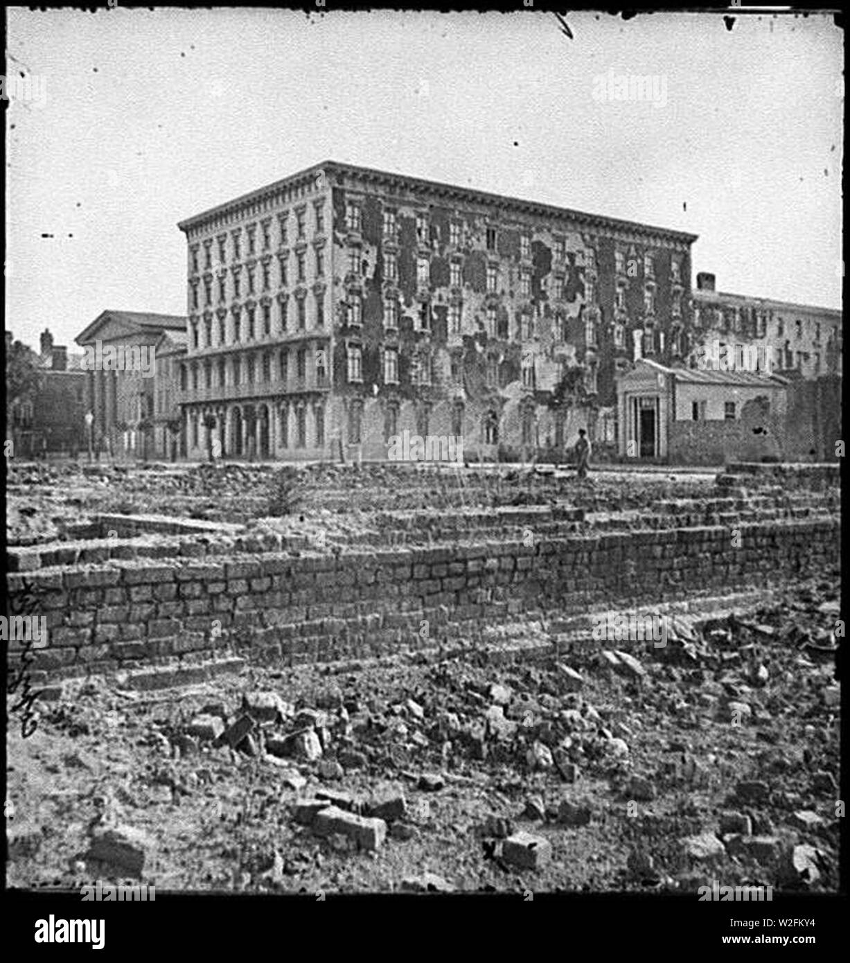 Charleston, S.C. The fire-scarred Mills House; Hibernian Hall at left Stock Photo