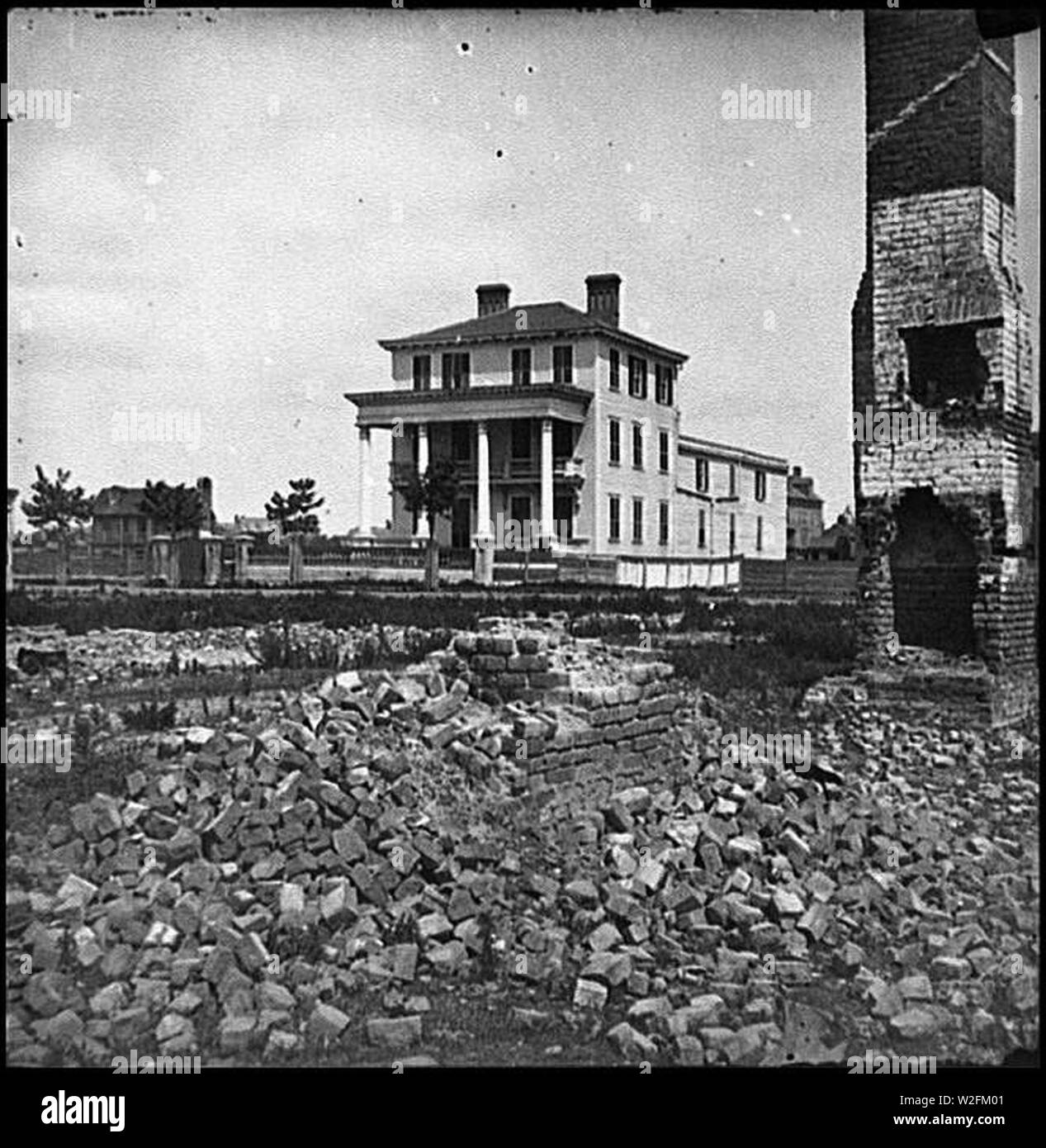Charleston, S.C. O'Connor house (180 Broad Street), in which Union officers were confined under fire Stock Photo