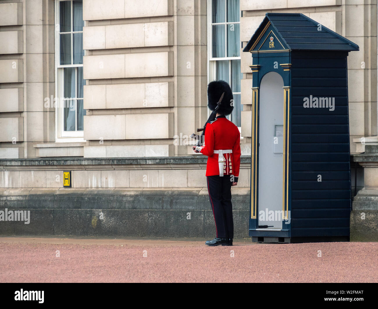 English soldier patrolling at Buckingham Palace Stock Photo