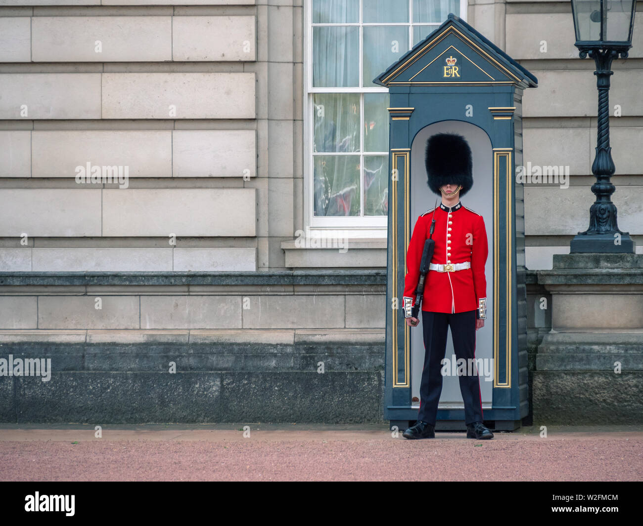 English guard patrolling at Buckingham Palace Stock Photo Alamy