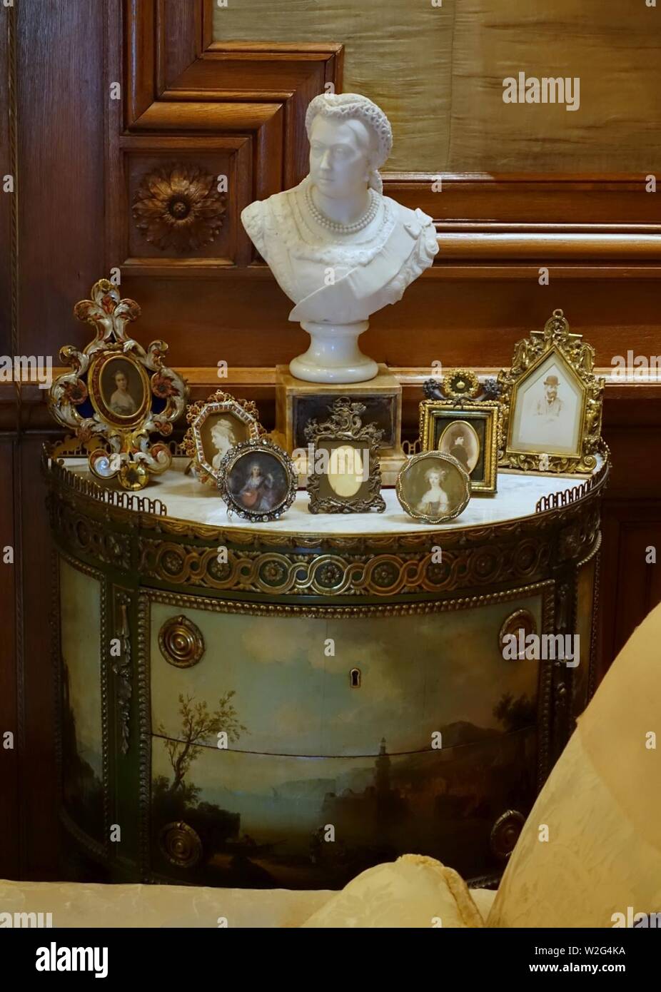 Chest of drawers, attributed to René Dubois, France, 1770-1775, with bust of Queen Victoria by Joseph Edgar Boehm, c. 1870 - Waddesdon Manor - Buckinghamshire, England - Stock Photo