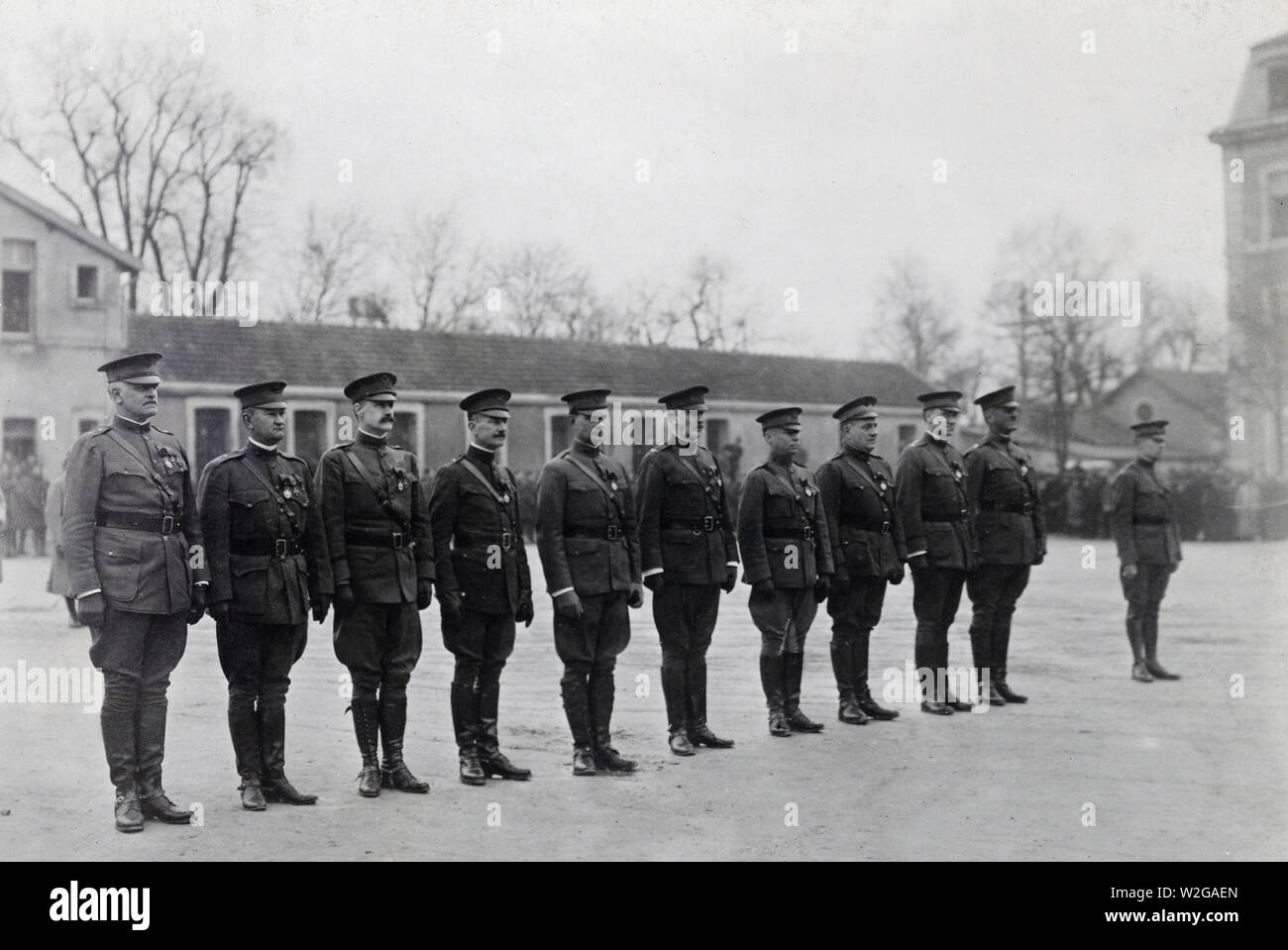 The New officers of the Legion of Honor and a Chevalier. The ceremony was held in the courtyard of American General headquarters at Chaumont for all recipients are American Officers. Left to right: Major General Hanson E. Ely, Brig. Gen. Wendell C. Neville, U.S. Marine Corps; Brig. Gen. Campbell King; Big. Gen. F.R. McCoy; Brig. Gen. L.R. Holbrook; Col. Carl Boyd; Col. Robert A. Brown; Col. J.A. Logan; Lt. Col P.H. Clark; . Robert Bacon; The Chevalier, Lt. James W. Wilson. Decorated by Marshal Petain. Stock Photo