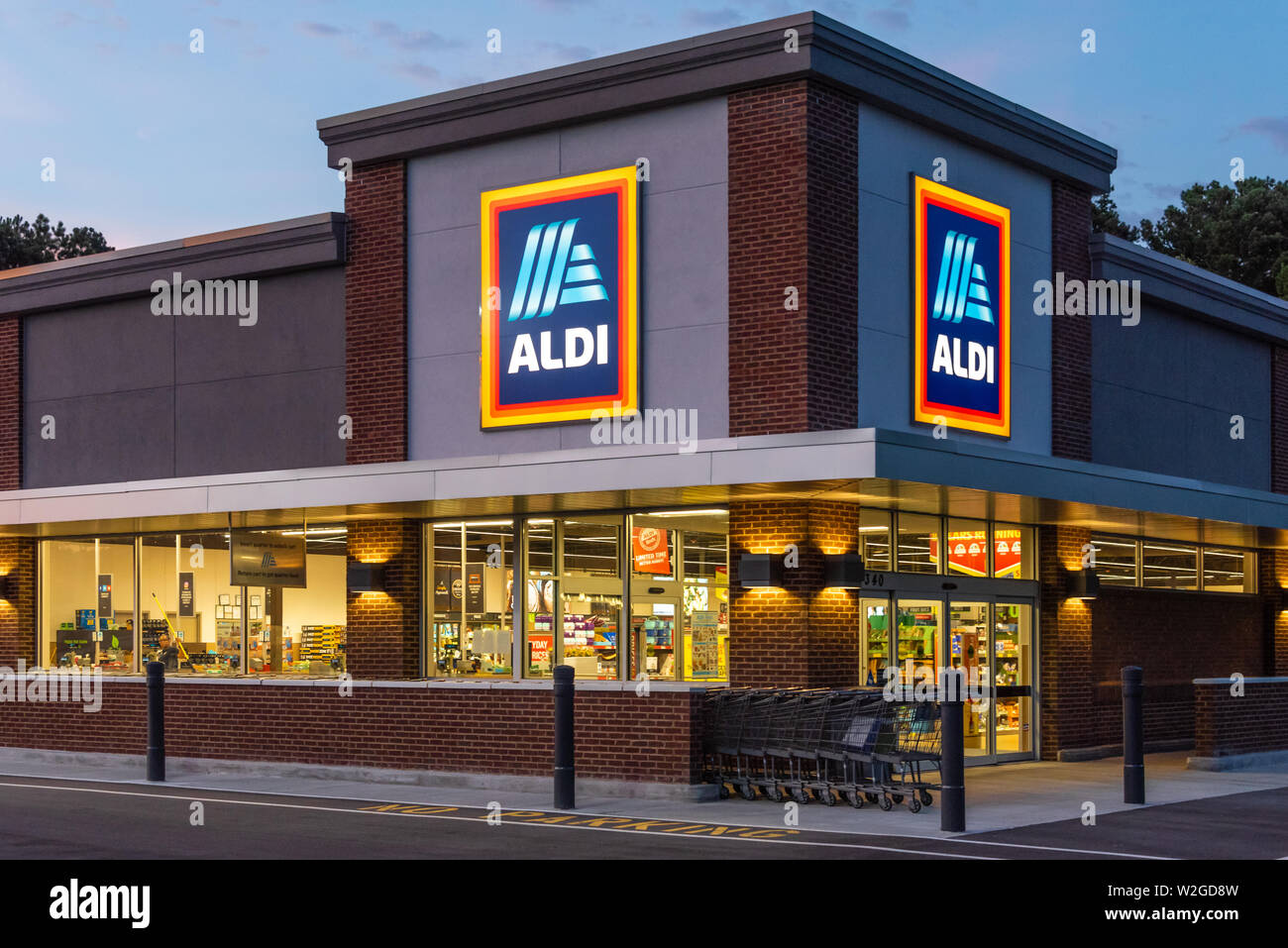 ALDI discount supermarket in Snellville (Metro Atlanta), Georgia. ALDI is a popular Germany-based global discount grocery store chain. (USA) Stock Photo