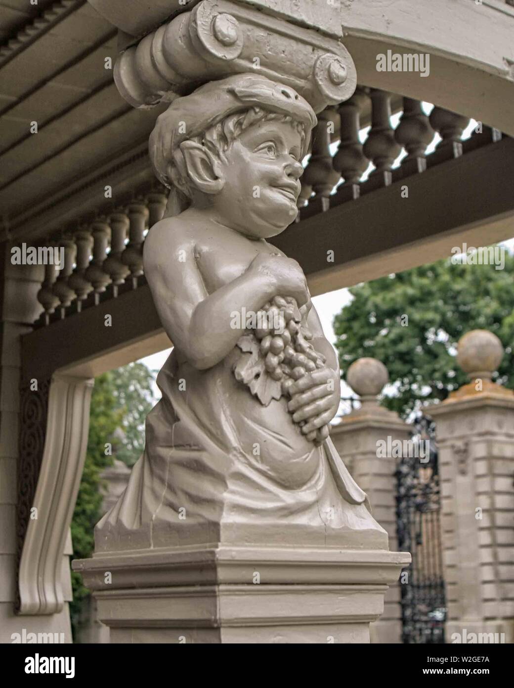 Newport, Rhode Island, USA. 9th Sep, 2005. Carved figures on the porch