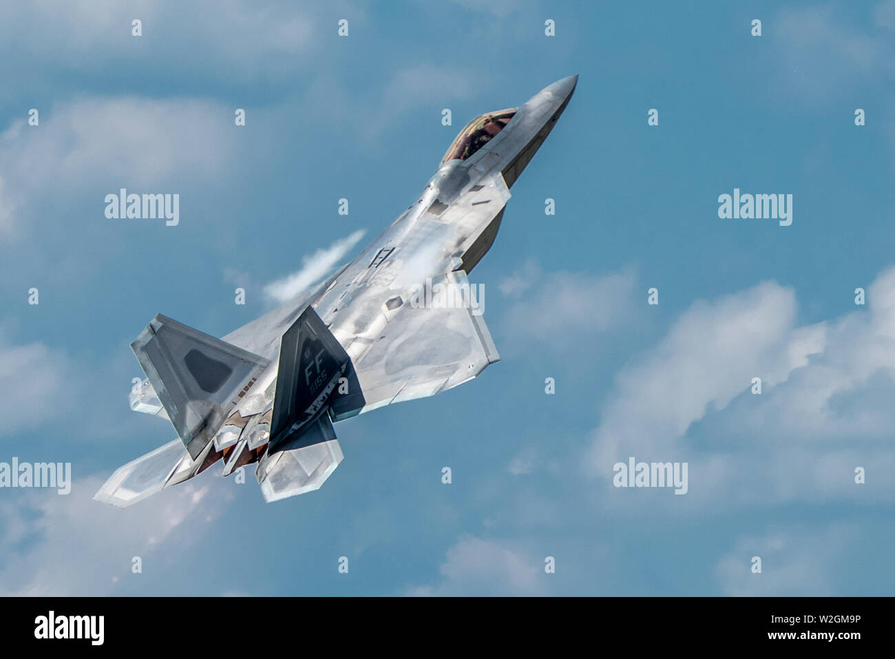 U.S. Air Force Maj. Paul Lopez, F-22 Demo Team commander, pulls into the vertical during the Battle Creek Field of Flight air show July 7, 2019. Representing the U.S. Air Force and Air Combat Command, the F-22 Demo Team travels to 25 air shows a season to showcase the performance and capabilities of the world's premier 5th-generation fighter. (U.S. Air Force photo by 2nd Lt. Samuel Eckholm) Stock Photo