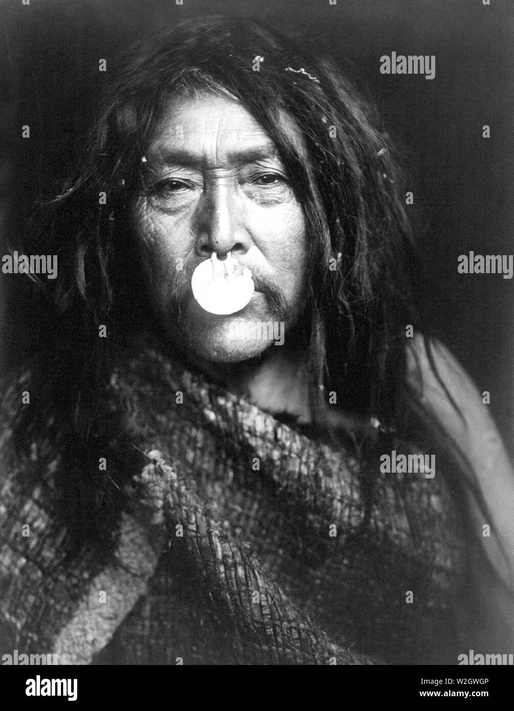 Edward S. Curits Native American Indians - Naemahlpunkuma, a Hahuamis man, wearing a nose ornament that covers his mouth ca. 1914 Stock Photo